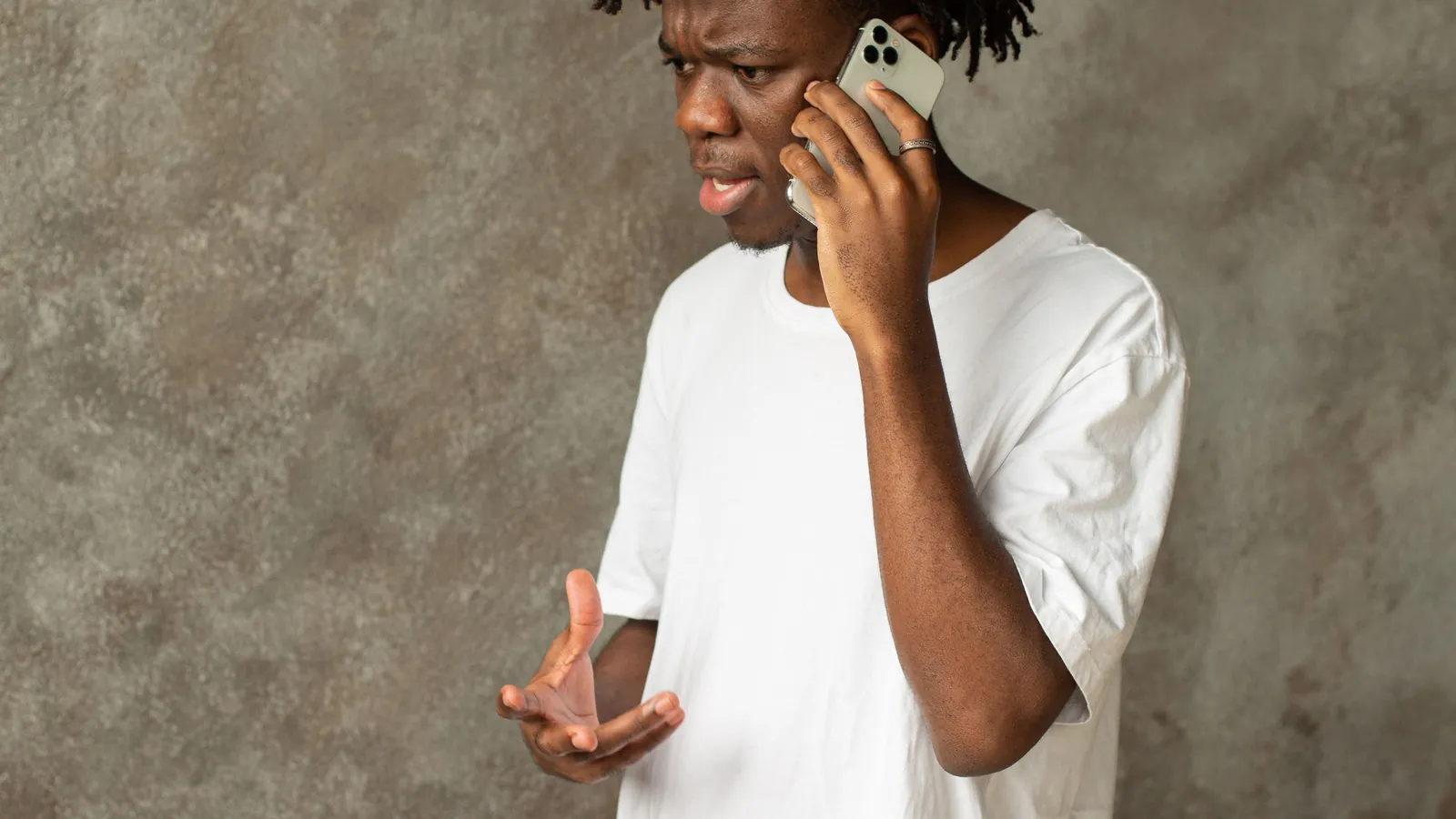 Une personne consulte l'actualité sur son téléphone